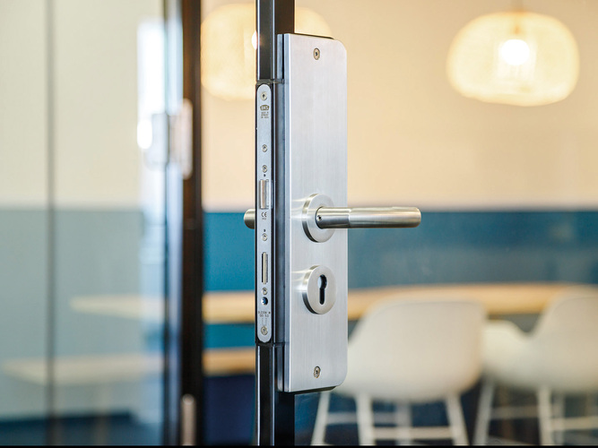 Die passenden Beschläge gibt es in Edelstahl in runder oder eckiger Ausführung. - Promat