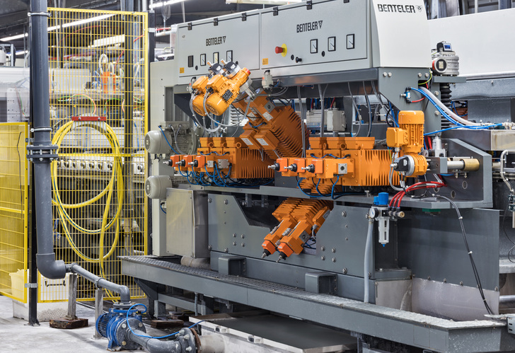 Neue ist auch diese Schleifanlage von Benteler, ein hochpräziser Doppelseiter mit Wasserstrahlschneider. - Olaf Rohl/Saint-Gobain Glassolutions