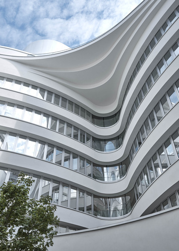 Die Fassaden-Konstruktion kommt ohne massive Stützen aus. Dies gelingt durch die statische Einbindung der Flurwände und die davon strahlenförmig abgehenden Wandschotten, die tragend ausgebildet sind. - Jochen Stüber