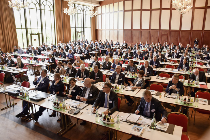 Der Verband der Fenster- und Fassadenhersteller traf sich in diesem Jahr in der Kurstadt Bad Homburg - Daniel Mund / GLASWELT - © Daniel Mund / GLASWELT
Der Verband der Fenster- und Fassadenhersteller traf sich in diesem Jahr in der Kurstadt Bad Homburg - Daniel Mund / GLASWELT - © Daniel Mund / GLASWELT