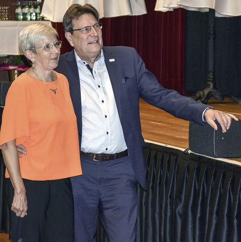 Es ist immer emotional, Abschied zu nehmen, wenn die Vergangenheit so viel Spaß gemacht hat: Der ehemalige Geschäftsführer Ulrich Tschorn mit seiner Frau Anita. - Daniel Mund / GLASWELT