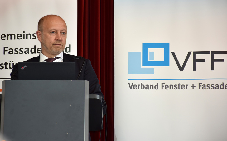 Andreas Kuhlmann, Geschäftsführer der halbstaatlichen Organisation dena: “Wenn es uns nicht gelingt, den Endenergieverbrauch zu senken, werden wir die Klimaziele nicht erreichen.“ - Daniel Mund / GLASWELT