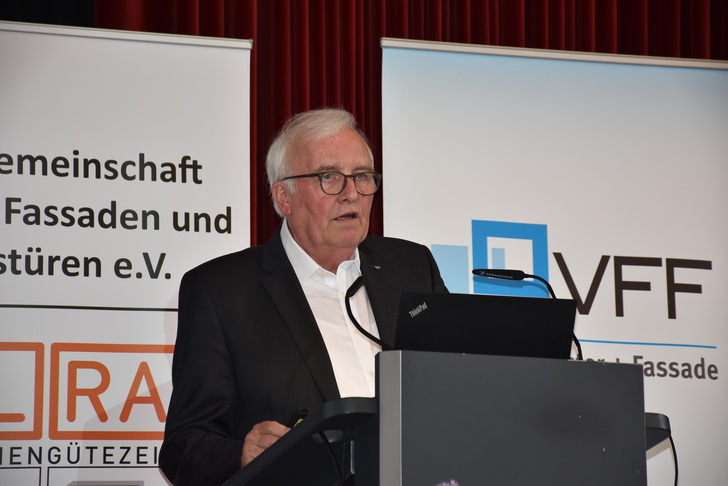 Einen tiefen Blick in die Zukunft des Bauens vermittelte Prof. Dr.-Ing. Winfried Heusler von Schüco. - Daniel Mund / GLASWELT - © Daniel Mund / GLASWELT
Einen tiefen Blick in die Zukunft des Bauens vermittelte Prof. Dr.-Ing. Winfried Heusler von Schüco. - Daniel Mund / GLASWELT - © Daniel Mund / GLASWELT