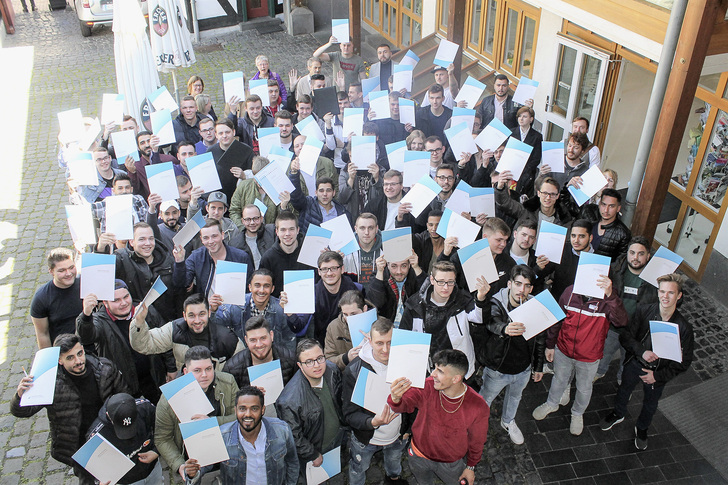 Frohe Gesichter: Die 75 Absolventen der Staatlichen Glasfachschule in Rheinbach. - Staatlichen Glasfachschule in Rheinbach - © Staatlichen Glasfachschule in Rheinbach
