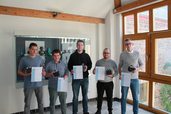 So sehen Gewinner aus: Die Jahrgangsbesten der Abschlussklasse 2019 - Staatlichen Glasfachschule in Rheinbach