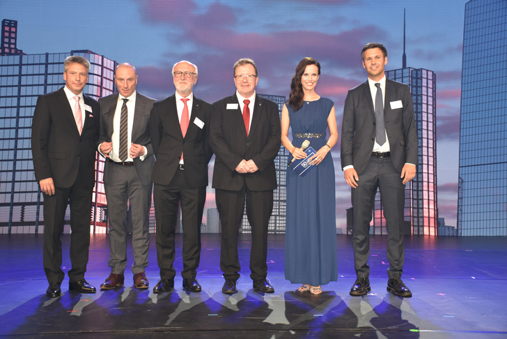 v.l.: Veka-Vorstandsvorsitzender Andreas Hartleif stellte Josef Beckhoff als Nachfolger von Bonifatius Eichwald als Vorstand für Vertrieb und Marketing vor. In der Reihe folgend: Finanz-Vorstand Dr. Andreas W. Hillebrand, Moderatorin Susanne Schöne und Pascal Heitmar, der designierte Vorstand Finanzen. v.l.: Veka-Vorstandsvorsitzender Andreas Hartleif stellte Josef Beckhoff als Nachfolger von Bonifatius Eichwald als Vorstand für Vertrieb und Marketing vor. In der Reihe folgend: Finanz-Vorstand Dr. Andreas W. Hillebrand, Moderatorin Susanne Schöne und Pascal Heitmar, der designierte Vorstand Finanzen.