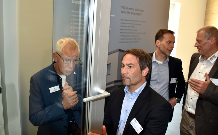 Fensterbauer wie Bayerwald Geschäftsführer Jürgen Hartrampf entdecken die Konzeptideen im Veka-Wellcome-Center - Daniel Mund / GLASWELT - © Daniel Mund / GLASWELT
Fensterbauer wie Bayerwald Geschäftsführer Jürgen Hartrampf entdecken die Konzeptideen im Veka-Wellcome-Center - Daniel Mund / GLASWELT - © Daniel Mund / GLASWELT