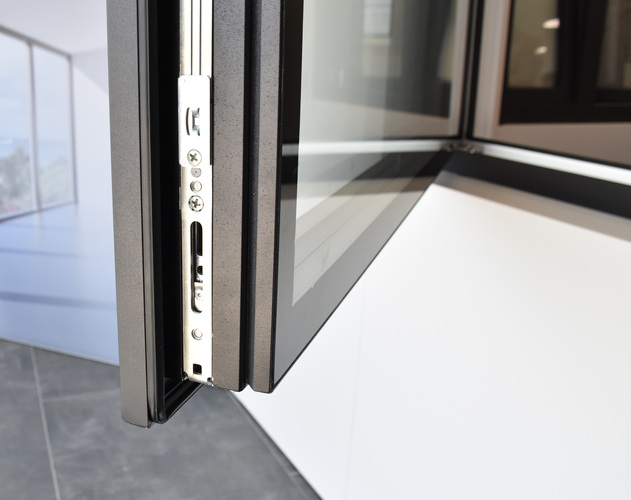 Unter dem Motto PVC meets Aluminium wurde zudem ein völlig neues Sandwich-Modell präsentiert - Daniel Mund / GLASWELT - © Daniel Mund / GLASWELT
Unter dem Motto PVC meets Aluminium wurde zudem ein völlig neues Sandwich-Modell präsentiert - Daniel Mund / GLASWELT - © Daniel Mund / GLASWELT