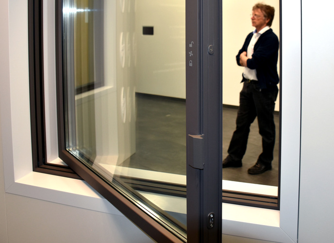 Veka Konzept in Kooperation mit Beschlagsanbieter Siegenia: Auf konventionelle Beschlagsteile wurde hier verzichtet — der Flügel wird entweder horizontal oder vertikal gehalten von “einfachen“ und unsichtbar in das Profil integrierten Scharnieren. - Daniel Mund / GLASWELT