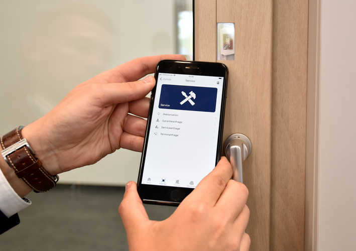 Auch mit dem bereits bekannten Fenster-Chip IPS hat der Systemgeber noch viel vor: Gezeigt wurden Anwendungen, wie sowohl Fensterbauer als auch Endkunde von der Elektronik im Fensterrahmen profitieren können. - Daniel Mund / GLASWELT - © Daniel Mund / GLASWELT
Auch mit dem bereits bekannten Fenster-Chip IPS hat der Systemgeber noch viel vor: Gezeigt wurden Anwendungen, wie sowohl Fensterbauer als auch Endkunde von der Elektronik im Fensterrahmen profitieren können. - Daniel Mund / GLASWELT - © Daniel Mund / GLASWELT