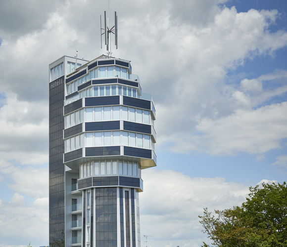 In der Fassade sind u.a. 400 m2 Holz-Alu-Fenster integriert. Deren Scheiben aus einem äußerem 2-fach-Isolierglas mit der Sonnenschutzbeschichtung SGG Cool-Lite-Extreme bestehen und, mit 50 mm Abstand, einem inneren 3-fach-Isolierglas. - © kuhnle + knödler fotodesign
In der Fassade sind u.a. 400 m2 Holz-Alu-Fenster integriert. Deren Scheiben aus einem äußerem 2-fach-Isolierglas mit der Sonnenschutzbeschichtung SGG Cool-Lite-Extreme bestehen und, mit 50 mm Abstand, einem inneren 3-fach-Isolierglas. - kuhnle + knödler fotodesign