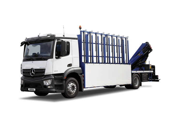 Hier eine offene Lkw-Variante von Hegla mit Kran. - Hegla