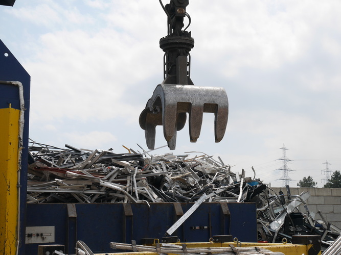 Im Recycling-Werk in Dormagen: Schrott als Basismaterial für hochwertige Wicona-Neuprofile, denn Alu lässt sich zu 100% recyceln. - Matthias Rehberger / GLASWELT - © Matthias Rehberger / GLASWELT
