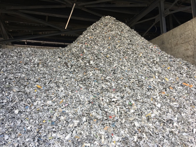 Nach wenigen Minuten in der Anlage sind die Schrotte zu leicht weiter verarbeitbaren Chips zerkleinert. - Matthias Rehberger / GLASWELT