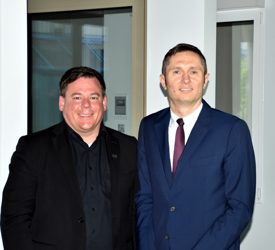 v.r.: Oknoplast-Präsident Mikołaj Placek und Jens Eberhard, Marktdirektor von Oknoplast Deutschland im neuen Showroom in der Konzernzentrale in der Nähe von Krakau - Daniel Mund / GLASWELT