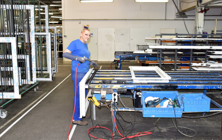Oknoplast plant, auch bestehende Produktionslinien zu modernisieren und weitestgehend zu automatisieren — das betrifft beispielsweise die Beschlagmontage, die gegenwärtig noch manuell durchgeführt wird. - Daniel Mund / GLASWELT