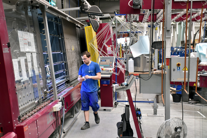 Oknoplast produziert das Isolierglas für die Fenster selbst. Nur so lasse sich das hohe Qualitätsverständnis auch wirklich selbst beeinflussen. Beispielsweise nutzt man einen hochsensiblen Glasscanner, um Fehler in der Verglasung frühzeitig erkennen zu können. Gleichzeitig könne man mit einer eigenen ISO-Fertigung höchst flexibel reagieren. - Daniel Mund / GLASWELT