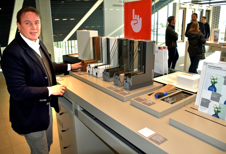 Joachim Oberrauch im Gespräch mit der GLASWELT: “Wir glauben an den Kunststoffkern und auch an das verklebte Glas im Flügelrahmen.“ - Daniel Mund / GLASWELT