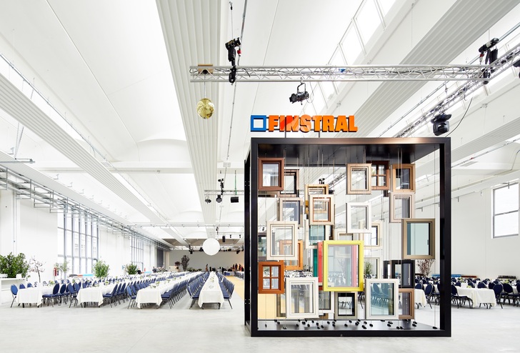 Die neue Werkshalle in Borgo Valsugana im Trentino war Schauplatz der großen Feier. - Finstral