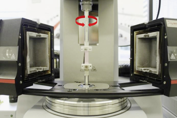Rheometer mit eingebauter Probe (rosa) und Prüfrichtung (rote Pfeile, Torsion) - © Universität Darmstadt
Rheometer mit eingebauter Probe (rosa) und Prüfrichtung (rote Pfeile, Torsion) - Universität Darmstadt