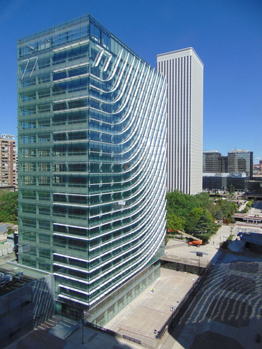 Je nach Position und Ausrichtung sind drei Fassadentypen zum Einsatz: eine Vorhangfassade, eine Vorhangfassade mit Lamellenschutz und eine hinterlüftete Fassade. In der Fassade wurde das selektive Sonnenschutzglas SunGuard SN 70/41 eingesetzt - luis vidal + architects - © luis vidal + architects
