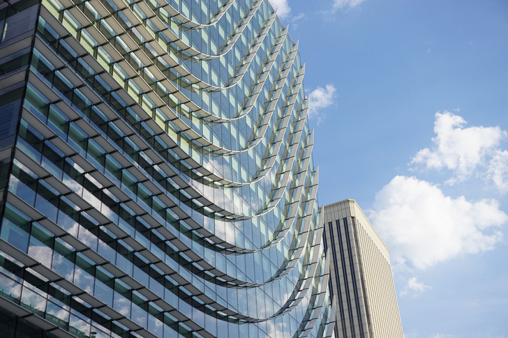 Prägnantes Merkmal der Fassade sind Lamellen aus EFTE, die speziell für das Projekt entwickelt wurden. Ihre spezifische Ausrichtung und Biegung gibt ihnen eine einzigartige Form, die sie scheinbar durch die Gebäudehaut fließen lässt. - luis vidal + architects - © luis vidal + architects
Prägnantes Merkmal der Fassade sind Lamellen aus EFTE, die speziell für das Projekt entwickelt wurden. Ihre spezifische Ausrichtung und Biegung gibt ihnen eine einzigartige Form, die sie scheinbar durch die Gebäudehaut fließen lässt. - luis vidal + architects - © luis vidal + architects