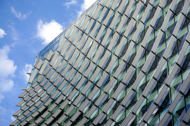 Während des Tages geben der Sonnenstand und der entsprechende Schattenfall (der von der Lichtintensität abhängt) der Fassade ein sich ständig änderndes Erscheinungsbild. - luis vidal + architects