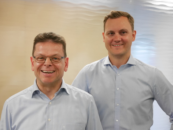 Freuen sich über den punktgenauen Start der ESG-Anlage: Clemens Schopp (l.), Leiter des SGG-Standorts in Freiburg, und Christian Bako, GF der Glassolutions BU Süd. - Matthias Rehberger / GLASWELT - © Matthias Rehberger / GLASWELT
