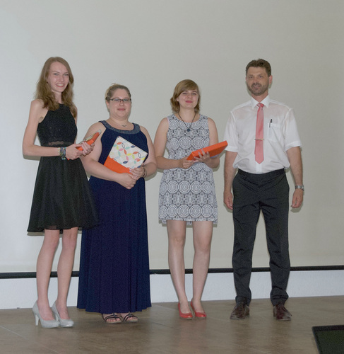 Über die besten Abschlüsse freuten sich Katharina Baum, lleana Schang und Lisa Mack (v.l.) gemeinsam mit Studiendirektor Burkhard Meuser. - Karin Kuban-Scheel