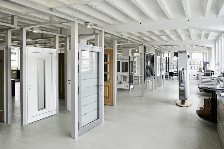 In dem umgebauten Speditions-Lagerhaus befindet sich die umfangreiche Türenmann-Ausstellung. - Daniel Mund / GLASWELT