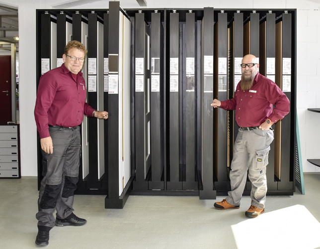 Ralph Werner und Tobias Rehder in ihrer Türenausstellung. Hier bekommt der Kunde eine umfassende Beratung und kann sich von den dargestellten Tür- und Fensterprodukten inspirieren lassen. - Daniel Mund / GLASWELT