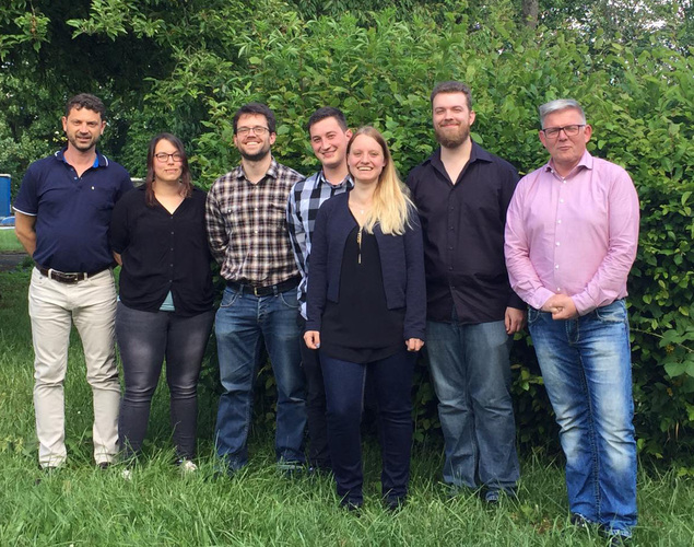 Nach bestandener Technikerprüfung (v.i.): Studiendirektor Burkhard Meuser, Nadja Bantle, Raoul Nossek, Fabian Hillebrand, Lisa Fetköter, Alexander Loose, Dipl.-Ing. Martin Pagel - Meuser