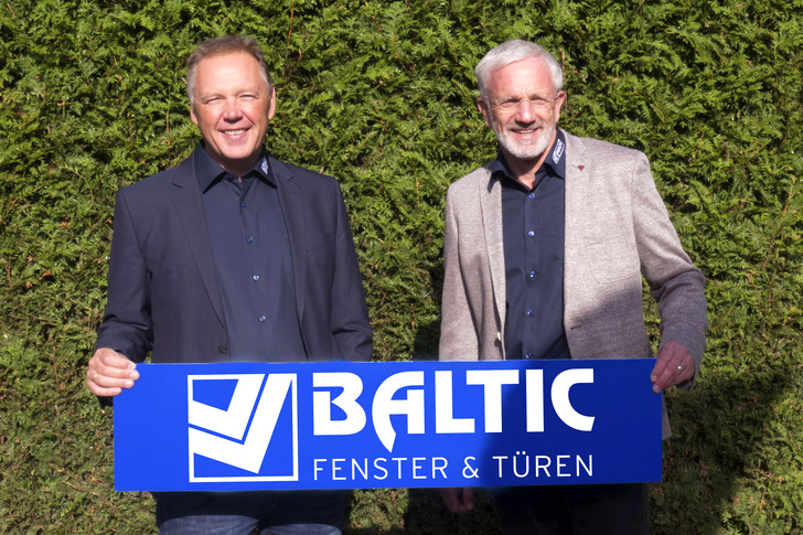 Zufrieden blicken die Geschäftsführer Jörg Brachmann (r.) und Dr. Markus Pauli auf das erste Jahr nach der Integration der Baltic Fenster GmbH in die EGE-Unternehmensgruppe. - Baltic
