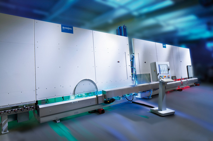 Schuon verantwortet neben dem Transport jetzt auch die Lagerung der hochsensiblen Maschinen von Bystronic glass. Der Transport der Maschinen erfolgt u.a. mit einem Jumbo-Lkw (Innenhöhe: 3,26m). - Bystronic glass