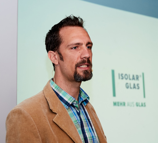 Erstmals eröffnete Hannes Spiß, der neue GF der Isolar Glas Beratung, die Isolar-Jahrestagung. - Isolar