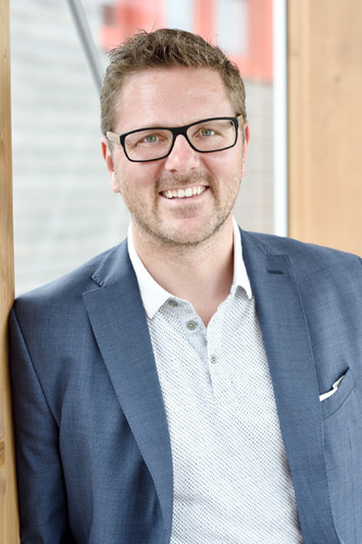 Daniel Pesserer von Adler sprach auf einem Symposium der neu gegründete Digital Printing Association (DIPA) über die Zukunft des Digitaldrucks. - DIPA / Helmuth Rier)