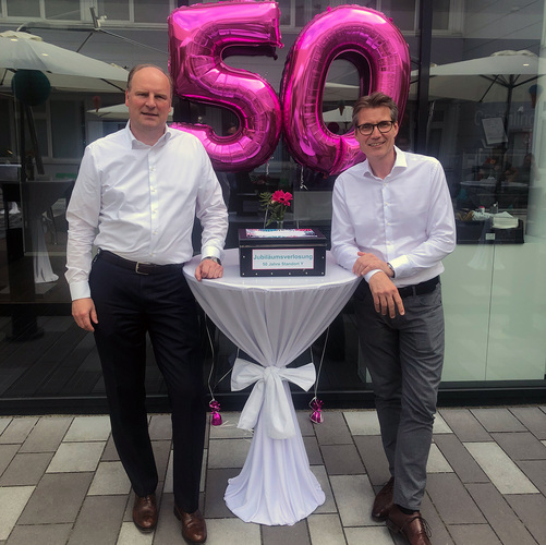 Carsten Heuer (l.), Leiter der Division Window Solutions, und Dr. Roger Schönborn, Leiter der Division Building Solutions, warfen im Rahmen der Jubiläumsfeier einen Blick zurück auf die Entwicklung des Standorts und gaben einen Ausblick in die Zukunft. - Rehau - © Rehau
