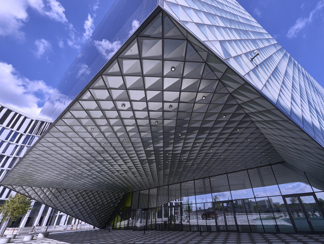 Das jetzt prämierte “Futurium“ in Berlin verfügt über eine sehr spezielle, Erscheinung, inklusive gläserner Fassade. - © Arup/Rossmann, Berlin
Das jetzt prämierte “Futurium“ in Berlin verfügt über eine sehr spezielle, Erscheinung, inklusive gläserner Fassade. - Arup/Rossmann, Berlin