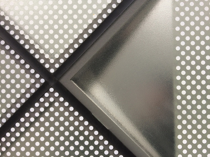 Die rund 8000 rautenförmig angeordneten Kassettenelementen der Fassade bestehen aus keramisch bedrucktem Gussglas. - Arup/Rossmann, Berlin