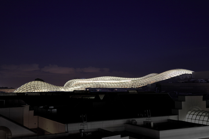 Das fließende Glasdach der Chadstone-Mall in Melbourne ist mit kaltgebogenen ISO-Einheiten ausgestattet. Für den Warme-Kante-Randverbund kam Ködispace 4SG zum Einsatz. - Kömmerling Chemische Fabrik/Aaron Pocock