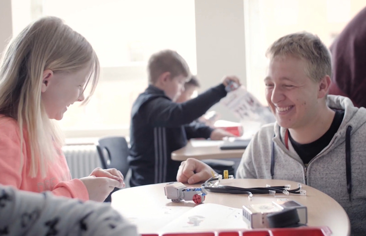 Azubis von Lamilux und Schüler entwickeln und bauen gemeinsam Roboter. - © Lamilux
Azubis von Lamilux und Schüler entwickeln und bauen gemeinsam Roboter. - Lamilux