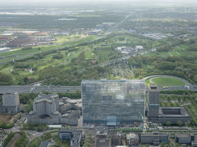 Fast unheimlich: Der Büroturm des EU-Patentamts spiegelt die Umgebung wider und ist so kaum zu sehen. - Ossip van Duivenbode