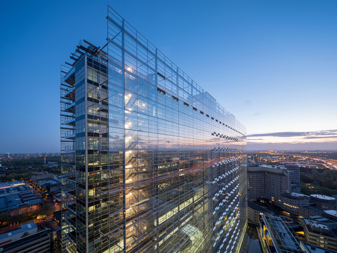 Umhüllt wird das Gebäude von einer Doppelfassade mit Gläsern aus Deutschland. - Ossip van Duivenbode - © Ossip van Duivenbode
