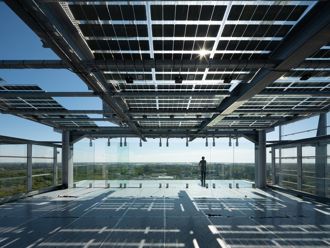 Energie liefern in der Fassade integriete PV-Elemente. - Ossip van Duivenbode - © Ossip van Duivenbode
