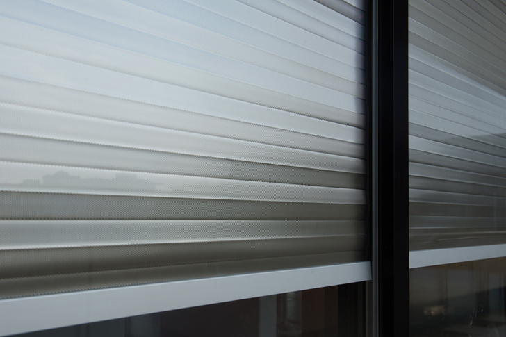 Das ISO-Roll-Sonnenschutz beeinträchtigt die ­Optik der Fassade nicht und wird deshalb auch häufig in denkmal­geschützten Objekten eingesetzt. - Glastec Rosenheim - © Glastec Rosenheim
