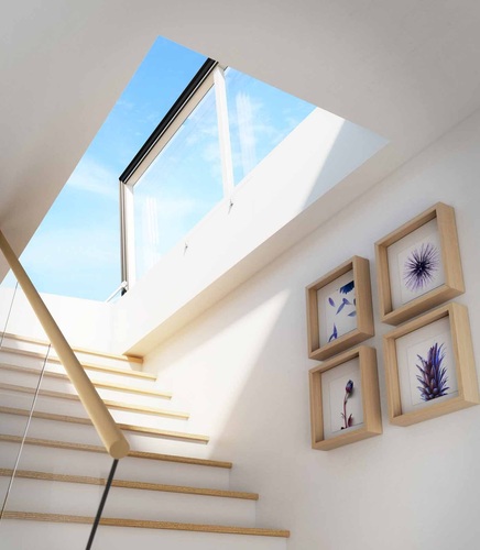 Das geschlossenen Oberlicht bringt über ein 3-fach-ISO viel Tageslicht ins Dachgeschoss. - Lamilux - © Lamilux
