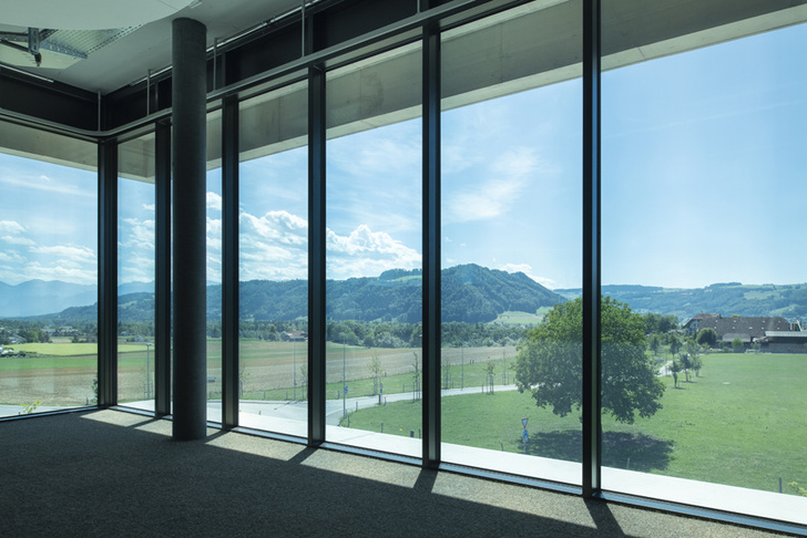 Das elektronisch schaltbare Glas ist die alternative Lösung zu mechanischen Außen- und Innenbeschattungsanlagen für Fassaden, Fenster und Dachfenster. - SageGlass, Fotograf Adrien Barakat - © SageGlass, Fotograf Adrien Barakat
Das elektronisch schaltbare Glas ist die alternative Lösung zu mechanischen Außen- und Innenbeschattungsanlagen für Fassaden, Fenster und Dachfenster. - SageGlass, Fotograf Adrien Barakat - © SageGlass, Fotograf Adrien Barakat