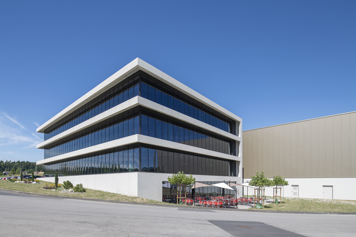 Das Verwaltungsgebäude ist zu drei Seiten raumhoch verglast. Dank SageGlass konnte hierbei gänzlich auf außenliegenden Sonnenschutz verzichtet werden. - SageGlass, Fotograf Adrien Barakat