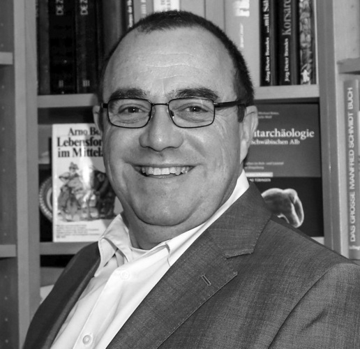 Jürgen Sieber ist Betriebswirt und Glasermeister, öffentlich bestellter und vereidigter Sachverständiger für das Glaser- und Fensterbauer-Handwerk. Zudem ist er Landesinnungsmeister des Fachverbands GFF in Karlsruhe und unterrichtet an der dortigen Meisterschule für Glaser- und Fensterbauer. - Jürgen Sieber