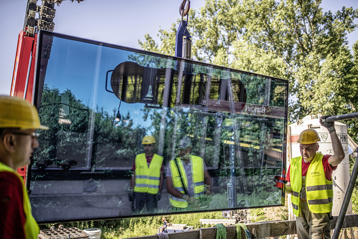 … in die dann die einzelnen Gläser eingepasst werden. Eine präzise Vorfertigung ­erleichtert die Montage hier deutlich. - Freyler Metallbau - © Freyler Metallbau
